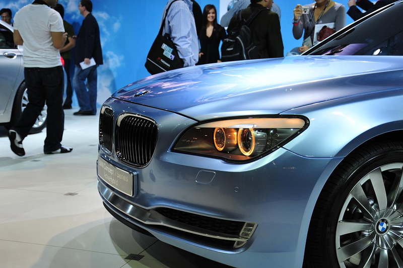 Illustration for article titled 2009 BMW 7-Series, ActiveHybrid Hit LA Show Floor